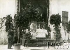 Lata 20., Lwów, Polska.
Msza polowa podczas Święta Pułku, ksiądz wygłasza kazanie stojąc na stopniach polowego ołtarza.
Fot. NN, Instytut Polski i Muzeum im. gen. Sikorskiego w Londynie