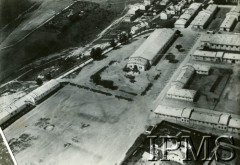 Lata 20., Lwów, Polska.
Widok koszar na Jałowcu. Msza polowa z lotu ptaka.
Fot. NN, Instytut Polski i Muzeum im. gen. Sikorskiego w Londynie