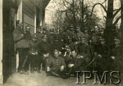 1919-1920, brak miejsca.
Siedzą na ziemi: ppor. Godlewski, por. Witold Czaykowski.  Na krzesłach siedzą od lewej: popr. Władysław Buderacki (poległ pod wsią Czerwona), rtm. Modest Romiszewski, mjr Mieczysław Rożałowski, płk Konstanty Plisowski (z psem Tomkiem), rtm. Władysław Kulesza, por. Piotr Massalski, por. Dymitr Pedachowski (poległ pod Michajłówką), por. Odolski. Stoją od lewej: ppor. Jerzy Berezowski, por. Kochanowski, ppor. Jan Dłutek, pchor. Bukowski, ppor. Jankowski, ppor. Feliks Radyszkiewicz (poległ pod Chłopiatynem), por. Sztukowski, por. Franciszek Raciborski, por. Kazimierz Plisowski, por. Duszyński, ppor. Aleksander Kwiatkowski, por. Rafał Protassowicki, por. Witold Mosiewicz.
Fot. NN, Instytut Polski i Muzeum im. gen. Sikorskiego w Londynie