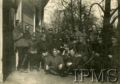 1919-1920, brak miejsca.
Siedzą na ziemi: ppor. Godlewski, por. Witold Czaykowski.  Na krzesłach siedzą od lewej: popr. Władysław Buderacki (poległ pod wsią Czerwona), rtm. Modest Romiszewski, mjr Mieczysław Rożałowski, płk Konstanty Plisowski (z psem Tomkiem), rtm. Władysław Kulesza, por. Piotr Massalski, por. Dymitr Pedachowski (poległ pod Michajłówką), por. Odolski. Stoją od lewej: ppor. Jerzy Berezowski, por. Kochanowski, ppor. Jan Dłutek, pchor. Bukowski, ppor. Jankowski, ppor. Feliks Radyszkiewicz (poległ pod Chłopiatynem), por. Sztukowski, por. Franciszek Raciborski, por. Kazimierz Plisowski, por. Duszyński, ppor. Aleksander Kwiatkowski, por. Rafał Protassowicki, por. Witold Mosiewicz.
Fot. NN, Instytut Polski i Muzeum im. gen. Sikorskiego w Londynie
