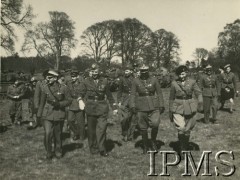 Lata 40-50., brak miejsca.
Generał Władysław Andres w otoczeniu polskich, angielskich i szkockich oficerów, w tle czołgi.
Fot. NN, Instytut Polski i Muzeum im. gen. Sikorskiego w Londynie
