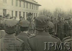 Marzec-kwiecien 1942, Jungi-Jul, ZSRR.
Żołnierze Armii Andersa przed wyjazdem do Persji, w środku stoi gen. Władysław Anders, z lewej gen. Zygmunt Szyszko-Bohusz.
Fot. NN, Instytut Polski i Muzeum im. gen. Sikorskiego w Londynie