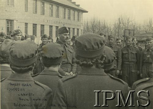 Marzec-kwiecien 1942, Jungi-Jul, ZSRR.
Żołnierze Armii Andersa przed wyjazdem do Persji, w środku stoi gen. Władysław Anders, z lewej gen. Zygmunt Szyszko-Bohusz.
Fot. NN, Instytut Polski i Muzeum im. gen. Sikorskiego w Londynie