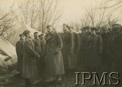 1941-1942, ZSRR.
Formowanie Armii Andersa, generał Władysław Anders z żołnierzami.
Fot. NN, Instytut Polski i Muzeum im. gen. Sikorskiego w Londynie