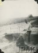 1926, Gródek pod Równem, Wołyń, Polska.
Wykopaliska na osadzie wczesnośredniowiecznej, rysowanie planu ziemianki.
Fot. Michał Drewko, Instytut Polski i Muzeum im. gen. Sikorskiego w Londynie.
