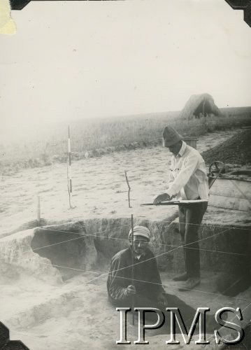 1926, Gródek pod Równem, Wołyń, Polska.
Wykopaliska na osadzie wczesnośredniowiecznej, rysowanie planu ziemianki.
Fot. Michał Drewko, Instytut Polski i Muzeum im. gen. Sikorskiego w Londynie.
