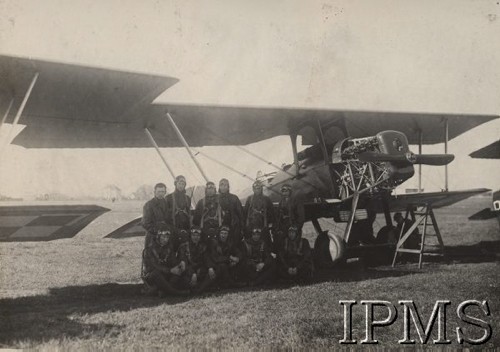 1932, Lwów - Skniłów, Polska.
Lotnicy 65 eskadry 6 Pułku Lotniczego na lotnisku w Skniłowie obok samolotu Potez XXVIIIA2 (lub B2).
Fot. NN, Instytut Polski im. Gen. Sikorskiego w Londynie
