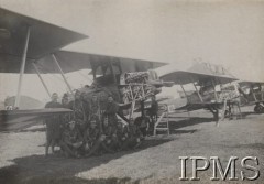 1932, Lwów - Skniłów, Polska.
Lotnicy 65 eskadry 6 Pułku Lotniczego na lotnisku w Skniłowie obok Potez XXVIIIA2 (lub B2).
Fot. NN, Instytut Polski im. Gen. Sikorskiego w Londynie