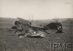 06.12.1930, Mikołajów, Polska.
Wrak samolotu Potez XXVIIA2, należącego do 65 Eskadry Bombowej - zderzenie w locie grupowym 4.12.1930. Załoga: ppor. obserwator Włodzimierz Wyszomirski i sierż. pilot Alojzy Dembiński - uratowała się na spadochronach. Załoga drugiego samolotu - ppor. obserwator Kazimierz Zdybkiewicz i plut. pilot Kazimierz Borczyk - poniosła śmierć.
Fot. NN, Instytut Polski im. Gen. Sikorskiego w Londynie
