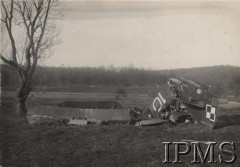 06.12.1930, Mikołajów, Polska.
Wrak samolotu Potez XXVIIA2, należącego do 65 Eskadry Bombowej - zderzenie w locie grupowym 4.12.1930. Załoga: ppor. obserwator Włodzimierz Wyszomirski i sierż. pilot Alojzy Dembiński - uratowała się na spadochronach. Załoga drugiego samolotu - ppor. obserwator Kazimierz Zdybkiewicz i plut. pilot Kazimierz Borczyk - poniosła śmierć.
Fot. NN, Instytut Polski im. Gen. Sikorskiego w Londynie