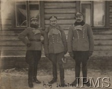 Grudzień 1919, Humań, Ukraina.
Ułani z 4 szwadronu 4 Pułku Ułanów Zaniemeńskich przed drewnianym budynkiem, z prawej stoi wachmistrz Leon Lissowski.
Fot. NN, Instytut Polski im. Gen. Sikorskiego w Londynie [fotografia luźna]