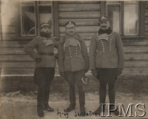 Grudzień 1919, Humań, Ukraina.
Ułani z 4 szwadronu 4 Pułku Ułanów Zaniemeńskich przed drewnianym budynkiem, z prawej stoi wachmistrz Leon Lissowski.
Fot. NN, Instytut Polski im. Gen. Sikorskiego w Londynie [fotografia luźna]