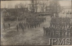 Grudzień 1919, Humań, Ukraina.
Oddział kawalerii Legionów Polskich podczas mszy polowej na rynku miasteczka, w tle kościół.
Fot. NN, Instytut Polski im. Gen. Sikorskiego w Londynie [fotografia luźna]