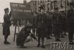 Lata 40., Anglia, Wielka Brytania.
Ochotniczki do polskiej armii uczą sie musztry podczas wstępnego szkolenia zorganizowanego przez W.A.A.F (Women's Auxiliary Air Force).
Fot. NN, Instytut Polski im. Gen. Sikorskiego w Londynie [fotografia luźna] - ABS/2520-10