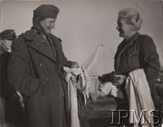 Lata 40., brak miejsca.
Kobiety w mundurach przed namiotem.
Fot. NN, Instytut Polski im. Gen. Sikorskiego w Londynie [fotografia luźna]