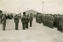 28.02.1943, Heliopolis, Egipt.
Uroczystość otwarcia obozu polskiego w Heliopolis. Oficer łącznikowy Armii Polskiej w Egipcie ppłk Machnowski przyjmuje raport.
Fot. NN, Instytut Polski i Muzeum im. gen. Sikorskiego w Londynie