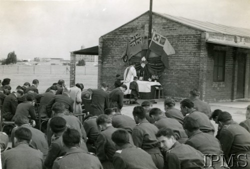 28.02.1943, Heliopolis, Egipt.
Uroczystość otwarcia obozu polskiego w Heliopolis. Ksiądz przy ołtarzu podczas nabożeństwa, na pierwszym planie klęczą żołnierze.
Fot. NN, Instytut Polski i Muzeum im. gen. Sikorskiego w Londynie
