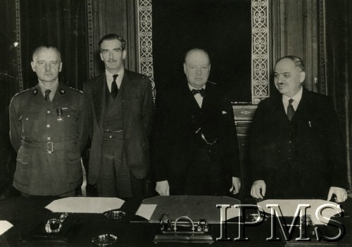 30.07.1941, Londyn, Anglia, Wielka Brytania.
Sygnatariusze polsko-radzieckiego układu o nawiązaniu stosunków dyplomatycznych, tzw. układu Sikorski-Majski. Od lewej stoją premier RP i Naczelny Wódz Polskich Sił Zbrojnych generał Władysław Sikorski, minister spraw zagranicznych Wielkiej Brytanii Anthony Eden, premier Wielkiej Brytanii Winston Churchill, ambasador ZSRR w Wielkiej Brytanii Iwan Majski.
Fot. NN, Instytut Polski i Muzeum im. gen. Sikorskiego w Londynie