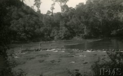 1935-1937, Parana, Brazylia.
Rzeczka Piquiri. Widoczna jest zastawa z kamieni w kształcie klina, w końcu którego ustawiano duży kosz do łowienia ryb.
Fot. NN, Instytut Polski i Muzeum im. gen. Sikorskiego w Londynie [Koperta 