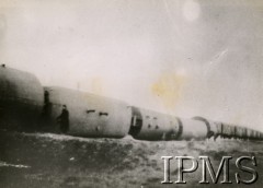 12.04.1944, Warszawa. Polska.
Niemiecki pociąg wykolejony przez żołnierzy Armii Krajowej. 
Fot. NN, Instytut Polski i Muzeum im. gen. Sikorskiego w Londynie