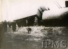 12.04.1944, Warszawa, Generalne Gubernatorstwo.
Niemiecki pociąg wykolejony przez żołnierzy Armii Krajowej. Przed wagonem stoją Niemcy.
Fot. NN, Instytut Polski i Muzeum im. gen. Sikorskiego w Londynie