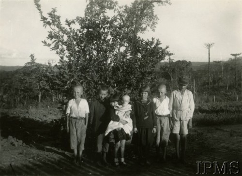 1935-1937, Morska Wola, Parana, Brazylia.
Grupka dzieci polskich emigrantów.
Fot. NN, Instytut Polski i Muzeum im. gen. Sikorskiego w Londynie [Koperta 