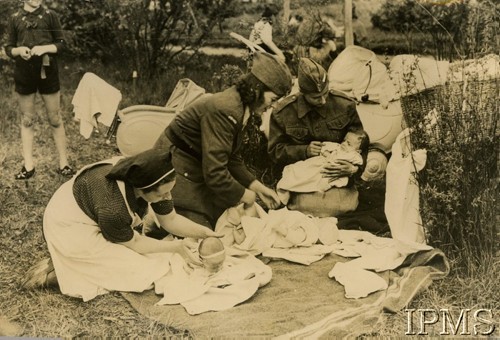 1945-1947, Haren (Ems, Maczków), Dolna Saksonia, Niemcy..
Polska enklawa w okupowanych Niemczech - miasteczko zamieszkałe m.in. przez żołnierzy gen. Maczka, byłych więźniów obozów koncentracyjnych i robotników przymusowych. Na zdjęciu kobiety opiekujące się niemowlętami.
Fot. NN, Instytut Polski i Muzeum im. gen. Sikorskiego w Londynie