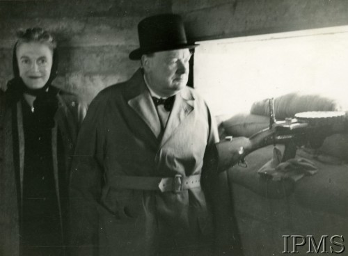 Lata 40., Wielka Brytania.
Premier Winston Churchill z żoną Clementine podczas zwiedzania bunkra, z prawej karabin maszynowy na stanowisku, oparty o worki z piaskiem.
Fot. NN, Instytut Polski i Muzeum im. gen. Sikorskiego w Londynie