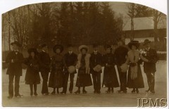 Przed 1914, Austro-Węgry.
Grupa młodzieży na lodowisku.
Fot. NN, Instytut Polski i Muzeum im. gen. Sikorskiego w Londynie
