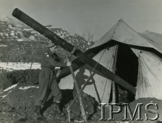 1939-1945, brak miejsca.
Artylerzysta podpiera komin do pieca, którym ogrzewa namiot.
Fot. Hrynkiewicz, Oddział Propagandowy Kulturalny APW Referat Fotograficzny, Instytut Polski i Muzeum im. gen. Sikorskiego w Londynie