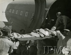 1939-1945, brak miejsca.
Żołnierze wnoszą rannego do samolotu.
Fot. Hrynkiewicz, Oddział Propagandowy Kulturalny APW Referat Fotograficzny, Instytut Polski i Muzeum im. gen. Sikorskiego w Londynie