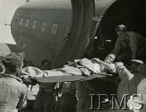 1939-1945, brak miejsca.
Żołnierze wnoszą rannego do samolotu.
Fot. Hrynkiewicz, Oddział Propagandowy Kulturalny APW Referat Fotograficzny, Instytut Polski i Muzeum im. gen. Sikorskiego w Londynie