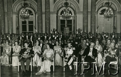 1938, Warszawa, Polska.
Oficjalna wizyta króla Rumunii Karola II i następcy tronu księcia Michała. Uroczystość w Zamku Królewskim, od prawej siedzą: marszałek Edward Rydz-Śmigły, prezydent Polski Igancy Mościcki, król Rumunii Karol II, żona prezydenta Polski Maria Mościcka, następca tronu w Rumunii książe Michał.
Fot. NN, Instytut Polski i Muzeum im. gen. Sikorskiego w Londynie