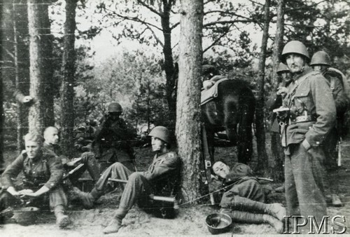 Wrzesień 1939, Polska.
Żołnierze 5 Pułku Piechoty Legionów podczas odpoczynku w lesie.
Fot. NN, Instytut Polski i Muzeum im. gen. Sikorskiego w Londynie