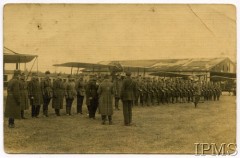 1920-1939, Polska.
Uroczystości na lotnisku, grupa żołnierzy na tle samolotów, z prawej hangar.
Fot. NN, Instytut Polski i Muzeum im. gen. Sikorskiego w Londynie
