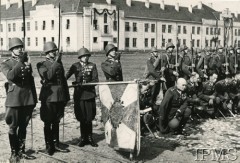 1935, Pińsk, Polesie, Polska.
Koszary w Pińsku. Odsłonięcie pomnika ku czci żołnierzy poległych w 1920 roku. Drugi od lewej klęczy płk Józef Tunguz-Zawiślak, dowódca 84 Pułku Strzelców Poleskich.
Fot. NN, Instytut Polski i Muzeum im. gen. Sikorskiego w Londynie