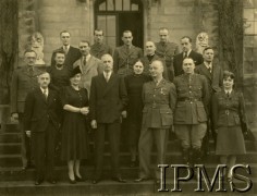 1940-1943, Wielka Brytania.
Od lewej stoją NN, Helena Sikorska, prezydent RP Władysław Raczkiewicz, siostra prezydenta Jadwiga Raczkiewicz (?), generał Władysław Sikorski, płk Mitchell, Zofia Leśniowska, w drugim rzędzie od lewej - mjr Kornel Krzeczunowicz, sekretarka prezydenta Pani Raczkiewicz, NN, NN, ksiądz Zygmunt Kaczyński, NN, NN, w trzecim rzędzie Szurlej, Tyszkiewicz, NN, mjr Skarbek
Fot. NN, Instytut Polski i Muzeum im. gen. Sikorskiego w Londynie