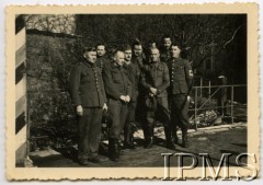 Kwiecień 1941, Elsterhorst, III Rzesza Niemiecka.
Oflag IV-D Elsterhorst - oficerowie na terenie obozu.
Fot. NN, Instytut Polski i Muzeum im. gen. Sikorskiego w Londynie