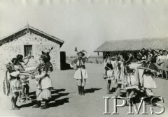 Po 1942, Jamnagar, Indie.
Polskie dzieci w strojach ludowych tańczą krakowiaka.
Fot. NN, Instytut Polski i Muzeum im. gen. Sikorskiego w Londynie