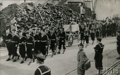10.07.1943, Plymouth, Anglia, Wielka Brytania.
Pogrzeb gen. Władysława Sikorskiego. Kondukt pogrzebowy złożony z marynarzy, dowódców Polskich Sił Zbrojnych i przedstawicieli polskiego rządu idzie za trumną, która przypłynęła z Gibraltaru na pokładzie ORP 