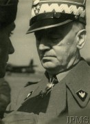 25.04.1942, Wielka Brytania.
Generał Władysław Sikorski odznaczający żołnierza.
Fot. NN, Instytut Polski i Muzeum im. gen. Sikorskiego w Londynie
