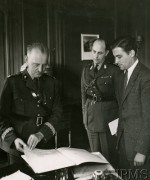 1940-1943, Wielka Brytania.
Generał Władysław Sikorski ogląda księgę pamiątkową dostarczoną przez Polonię z Brazylii.
Fot. NN, Instytut Polski i Muzeum im. gen. Sikorskiego w Londynie