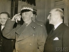 1940-1943, brak miejsca.
Stoją od lewej: polski ambasador w Wielkiej Brytanii Edward Raczyński, gen. Władysław Sikorski i polski ambasador w USA Jan Ciechanowski.
Fot. NN, Instytut Polski i Muzeum im. gen. Sikorskiego w Londynie