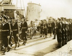 10.07.1943, Plymouth, Anglia, Wielka Brytania.
Pogrzeb gen. Władysława Sikorskiego. Kondukt pogrzebowy złożony z marynarzy, dowódców Polskich Sił Zbrojnych i przedstawicieli polskiego rządu idzie za trumną, która przypłynęła z Gibraltaru na pokładzie ORP 
