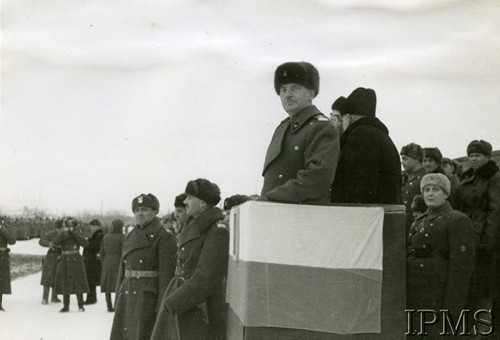 Grudzień 1941, Buzułuk, obł. Czkałowsk, ZSRR.
Uroczystości wojskowe, na trybunie honorowej stoi gen. Władysław Sikorski, za nim stoją: wicekomisarz spraw zagranicznych Związku Radzieckiego - Andriej Wyszynski (tyłem) i ambasador Stanisław Kot. Przed trybuną stoi gen. Władysław Anders i gen. Michał Tokarzewski-Karaszewicz .
Fot. NN, Instytut Polski i Muzeum im. gen. Sikorskiego w Londynie [teczka 44]