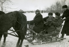 11.12.1941, Buzułuk, obł. Czkałowsk, ZSRR.
Formowanie Armii Polskiej w Związku Radzieckim. W saniach siedzą: gen. Władysław Sikorski i gen. Władysław Anders. Z prawej stoi adiutant Andersa rotmistrz Jerzy Klimkowski.
Fot. NN, Instytut Polski i Muzeum im. gen. Sikorskiego w Londynie [teczka nr 44a]