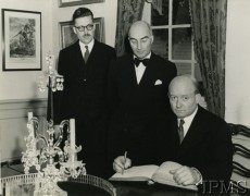 Czerwiec 1944, USA.
Wizyta premiera Mikołajczyka w Stanach Zjednoczonych. Stanisław Mikołajczyk wpisuje się do księgi pamiątkowej, za nim stoi polski ambasador Jan Ciechanowski.
Fot. NN, Instytut Polski i Muzeum im. gen. Sikorskiego w Londynie [kolekcja Jana Ciechanowskiego, kol 82/10]