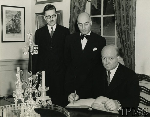 Czerwiec 1944, USA.
Wizyta premiera Mikołajczyka w Stanach Zjednoczonych. Stanisław Mikołajczyk wpisuje się do księgi pamiątkowej, za nim stoi polski ambasador Jan Ciechanowski.
Fot. NN, Instytut Polski i Muzeum im. gen. Sikorskiego w Londynie [kolekcja Jana Ciechanowskiego, kol 82/10]