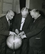 Czerwiec 1944, USA.
Wizyta premiera Mikołajczyka w Stanach Zjednoczonych, obok globusa stoją od prawej: Stanisław Mikołajczyk, NN, polski ambasador Jan Ciechanowski.
Fot. NN, Instytut Polski i Muzeum im. gen. Sikorskiego w Londynie [kolekcja Jana Ciechanowskiego, kol 82/10]