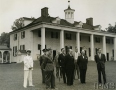 Czerwiec 1944, USA.
Wizyta premiera Mikołajczyka w Stanach Zjednoczonych. Drugi od prawej stoi polski ambasador Jan Ciechanowski, obok niego Stanisław Mikołajczyk.
Fot. NN, Instytut Polski i Muzeum im. gen. Sikorskiego w Londynie [kolekcja Jana Ciechanowskiego, kol 82/10]